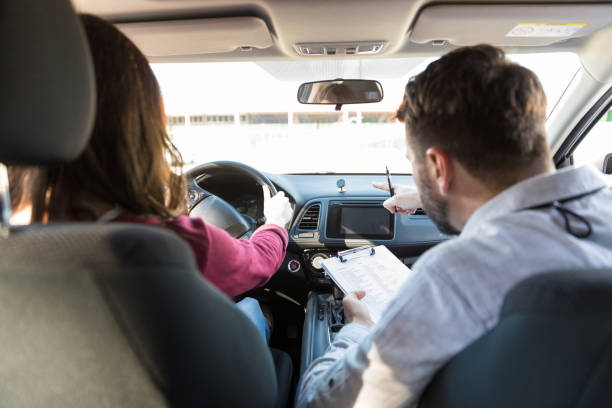élève passant son examen du permis de conduire
